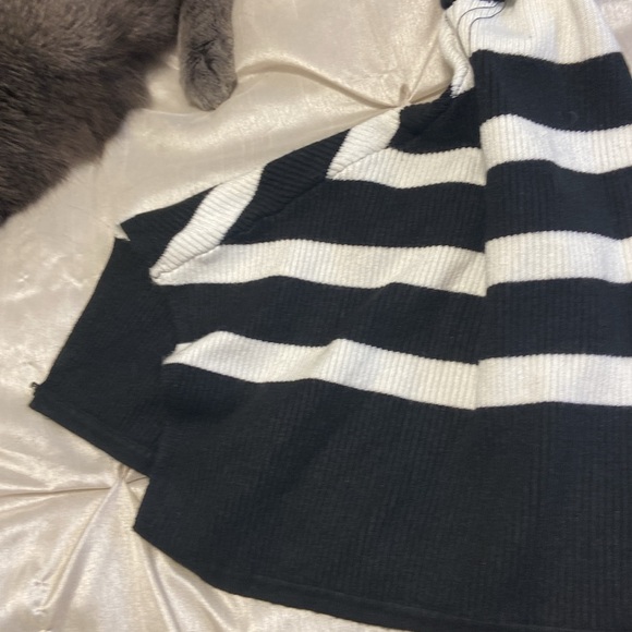 Romantic Embroidered off the shoulder sweater - Picture 8 of 8